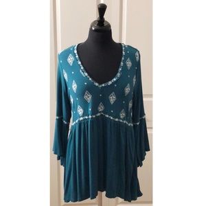 EMBROIDERED TORRID BELL SLEEVE TOP 1X EUC